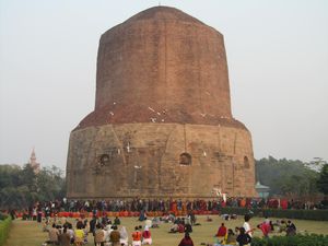 S., und diese Stupa erinnert an Buddhas erste Unterweisung, wird von Pilgern mehrfach umrundet