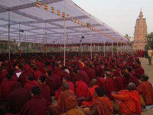 Sarnath, tausende von tibetische Moenche bei abendlichen Gebetesgesang