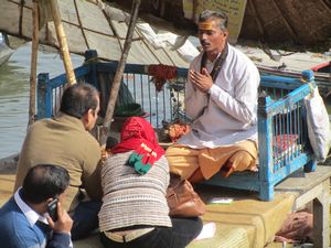 V., Puja am Ganges um sein Karma zu verbessern