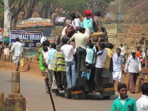 Was ist das? Uralter Mahinda-Jeep mit ca. 50 Personen