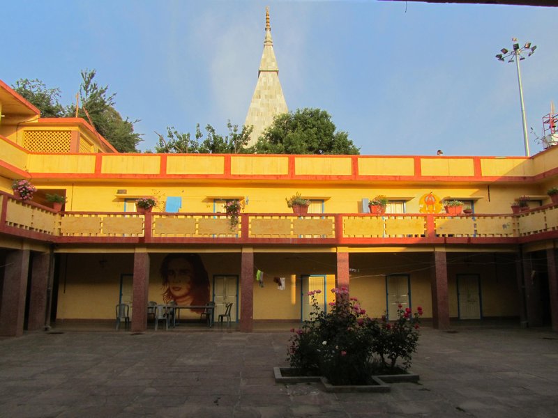 Das Ashram, dahinter die Tempelspitze
