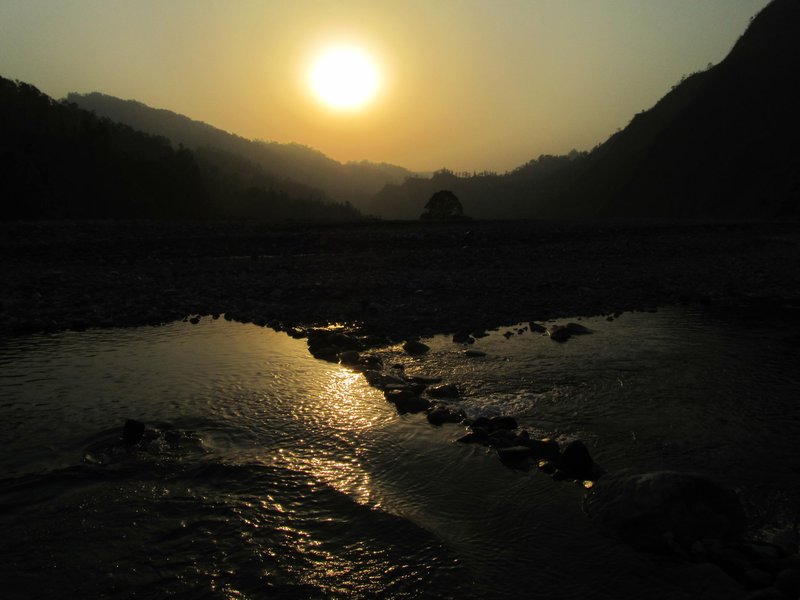 Sonnenuntergang im Flussbett des Ganges