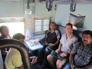 im Zug aus dem Sueden, durfte auch mal den Laptop vom Inder benutzen