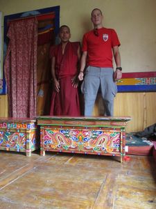 Phyangkloster - mein Moench der mich zum Essen eingeladen hatte, war aber auch hungrig und keine Essensbude zu finden