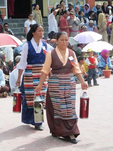 Tempelfestival in Choglomsar, fuer Essen und Trinken war wie immer gesorgt