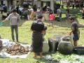 Tana Toraja, Beerdigung, Schweinfleisch zur Speisung der Gaeste