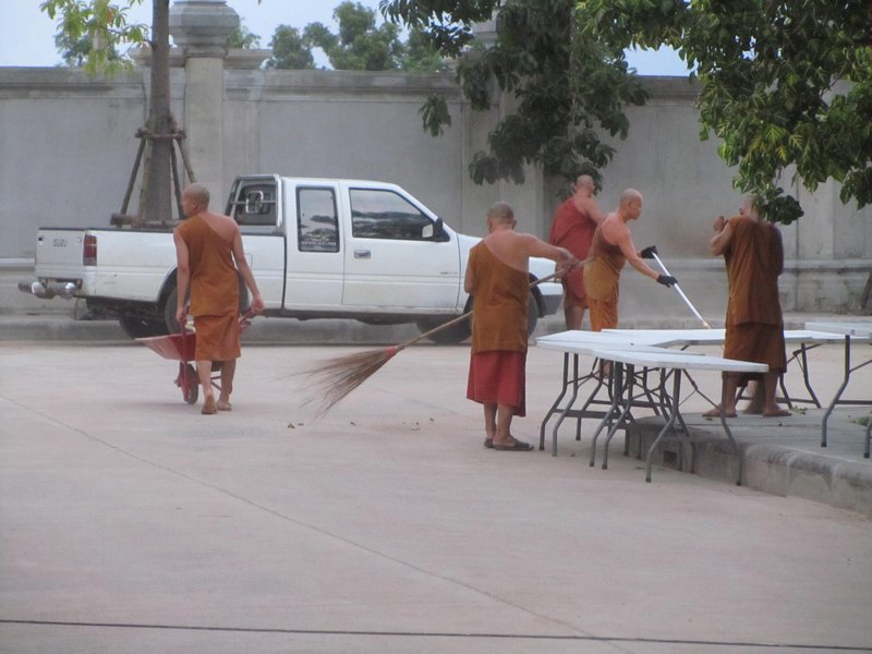 thai buddhistisches Kloster, selbstloser dienst mit den moenchen, taeglich