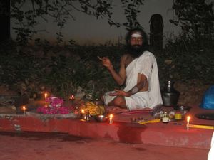 ein swami (Moench) bei abendlicher Puja und Bajan (singen)