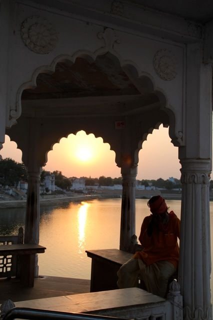 Saddhu über heiligen See von Pushkar