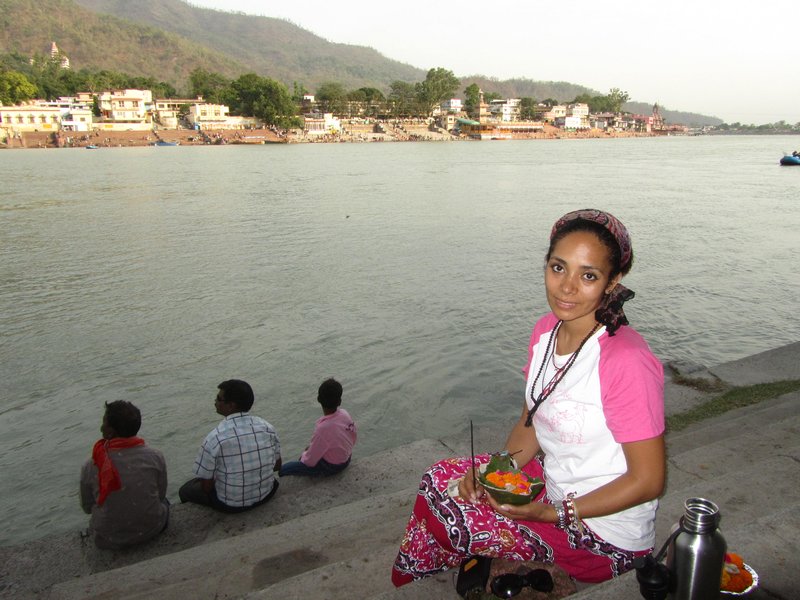 Rishikesh-Ganges mit kleinen Blumenopfern