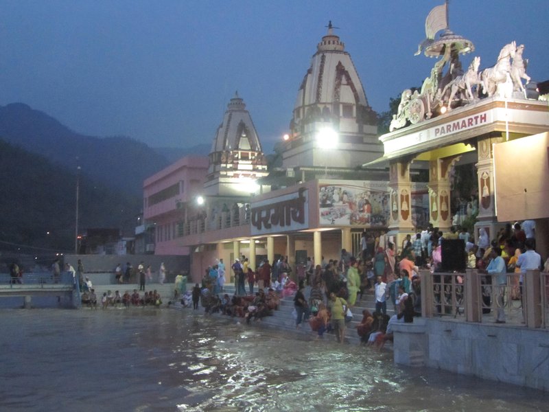 abendliche Lichterzeremonie (Aarti) am Ganges vorm Parmetan Niketan Ashram
