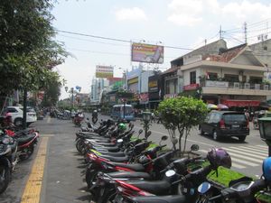 Und nun in Yogjakarta, Java, Indonesien, Haupteinkaufsstrasse, sehr entwickelt hier,