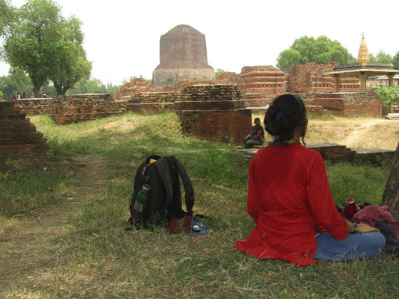 Mediation in Sarnaths 2600 Jahren alten Tempelanlagen