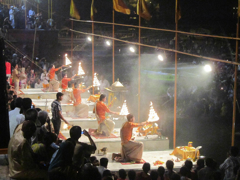 Varanasi, abendliche heilige  Zeremonie fuer den heiligen Ganges