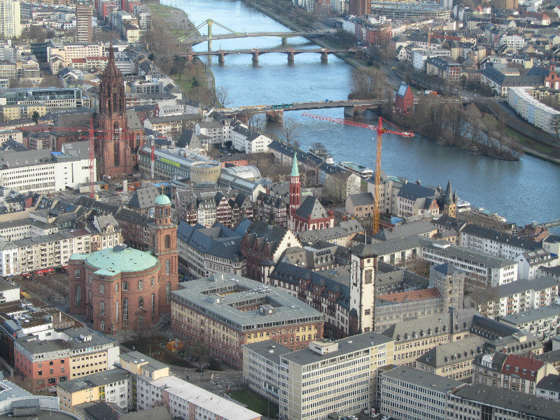 Frankfurts Römer von oben mit dem Main 