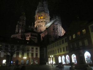 Mainzer Dom, nach eiskalten Weihnachtsmarkt auf ins Weinlokal in der Altstadt