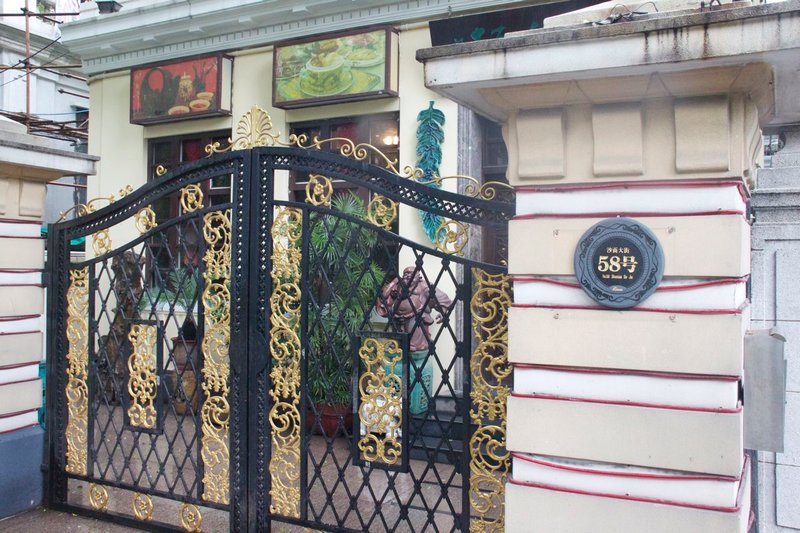Decorative gate at Shamian restaurant