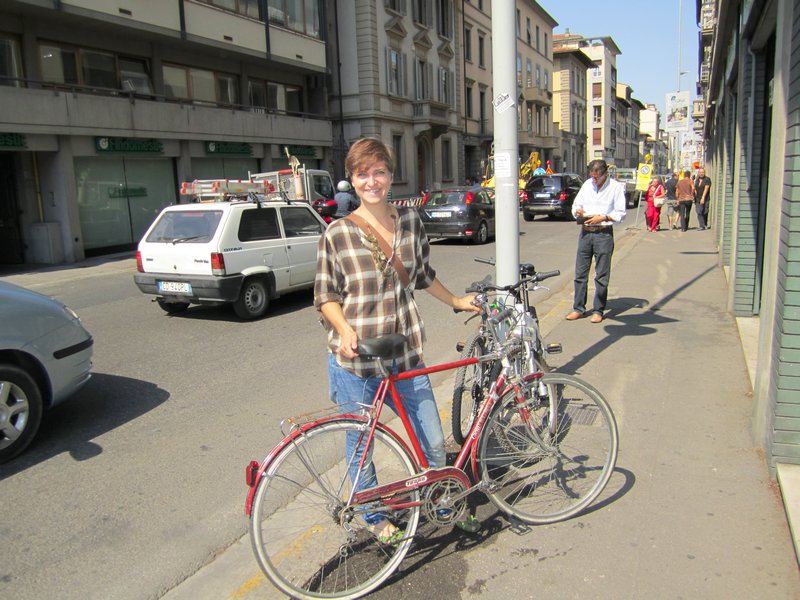 Feran with here beautiful maroon bicicletta!