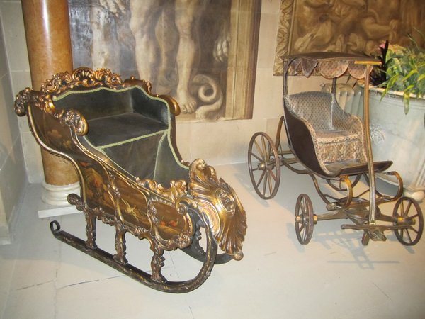 Children's carriages & sleds