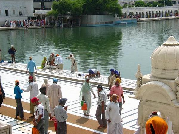 Worshiping Sikhs