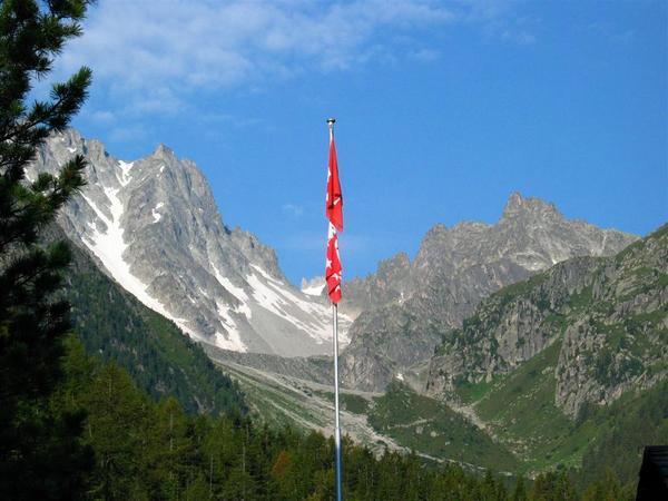 The Arepette and a Swiss flag