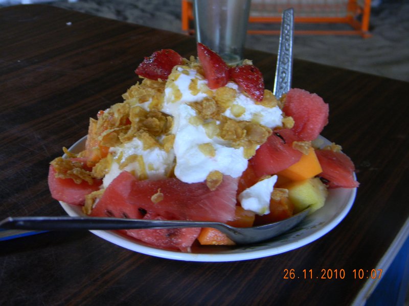 mixed fruit salad with curd and cornflakes