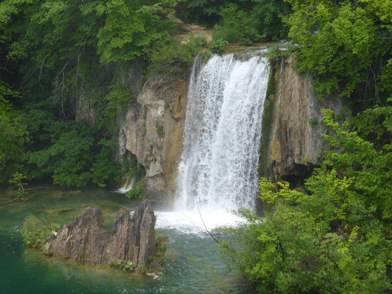 Waterfall into Lake Okrugljak from Lake Ciginovac