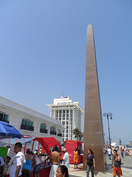 Obelisk und Pemex-Gebaeude