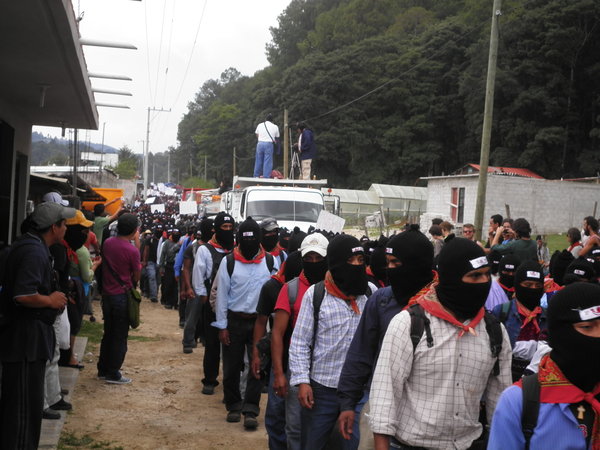 Ueber 15000 Demonstranten des EZLN marschierten mit
