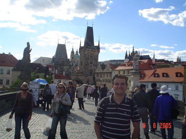 A Ponte Carlos, com as torres do Malá Strana e o Castelo de Praga ao fundo
