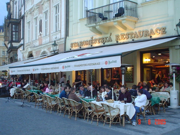 Starometska Restaurace - Olha só o Marcião e o velho, na última mesa, no canto esquerdo da foto...