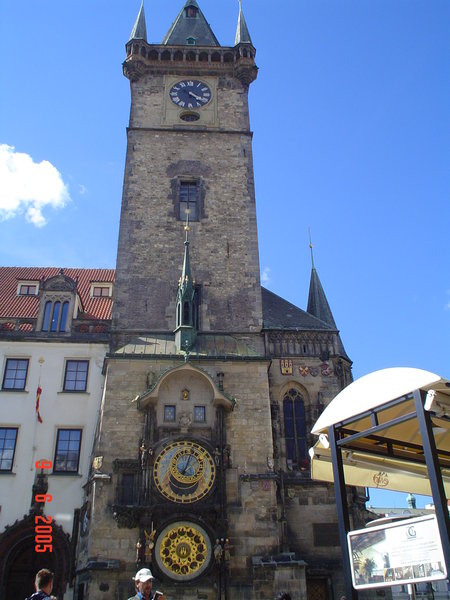 O Relógio Astronômico, na base da torre