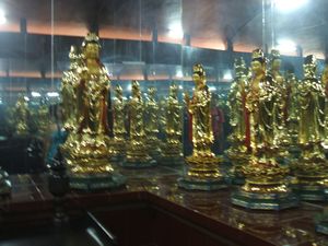 Hundreds of reflected buddhas