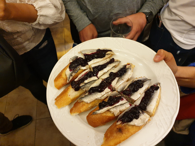 Anchovies with blueberry jam 