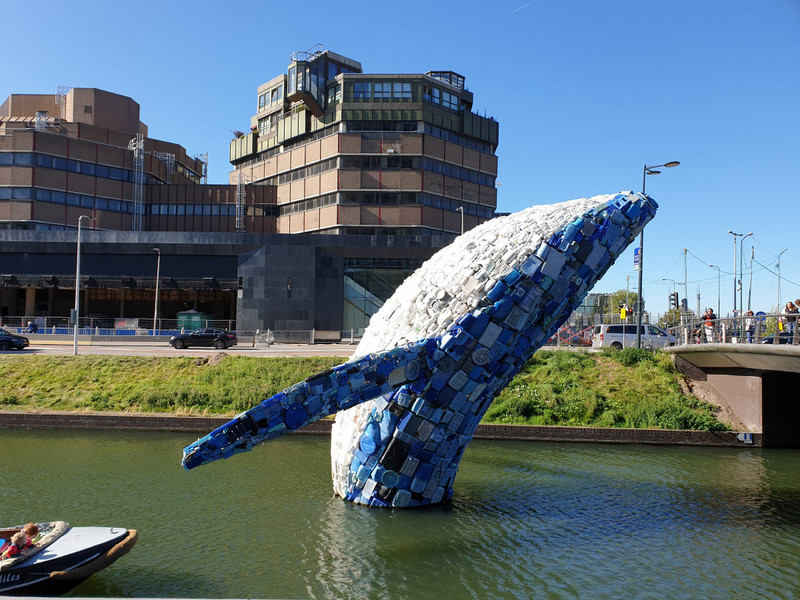 Whale sculpture 