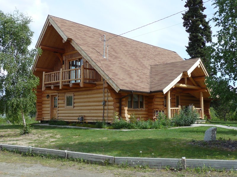 2011.07.10 - Teslin, YT, Yukon Motel & RV Park, a lovely log house right on the river