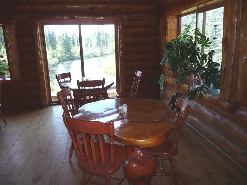 2011-07-21 - Valdez to Anchorage - Diningroom at Mendeltna Lodge