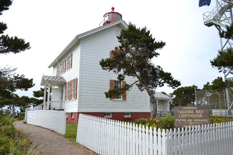  Yaquina Bay Lighthouse 