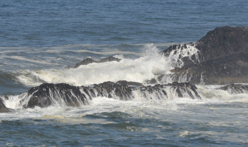 2013-09-17 Waves breaking over rocks 02