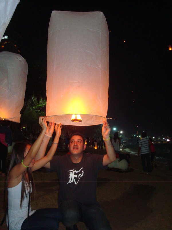 Pattaya - Letting off lanterns