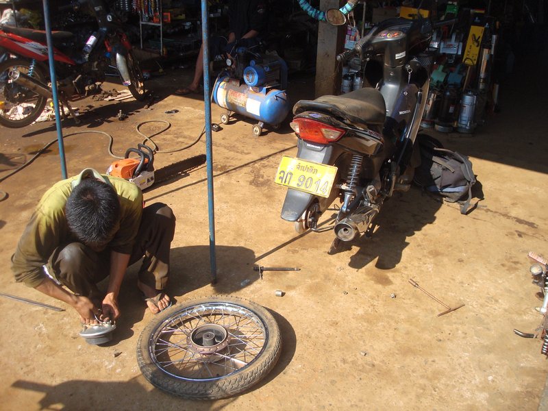 Fixing Jans flat tyre