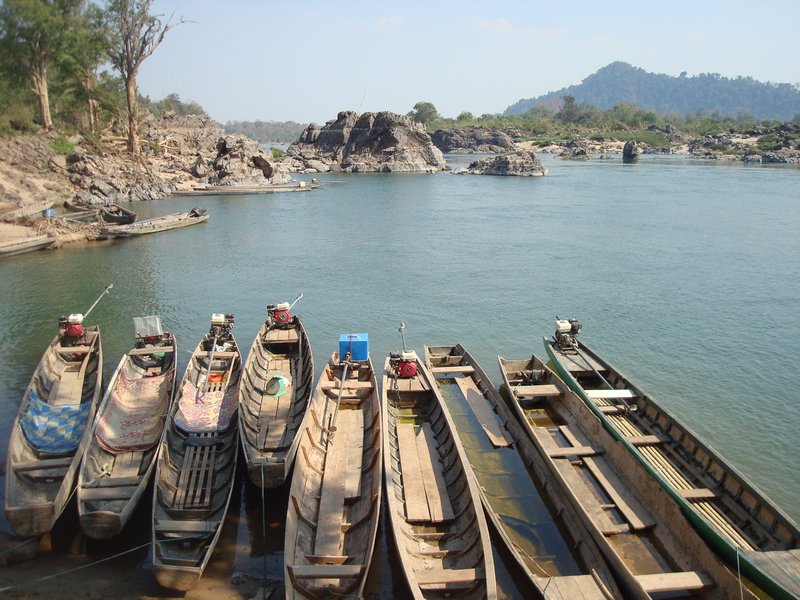 Boats that take you to see the Irrawaddy dolphins