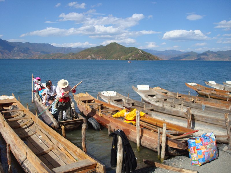 Lugu Hu - tourist boats