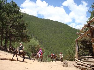 Upper Yu Beng to Xidang - Chinese tourists on their way up