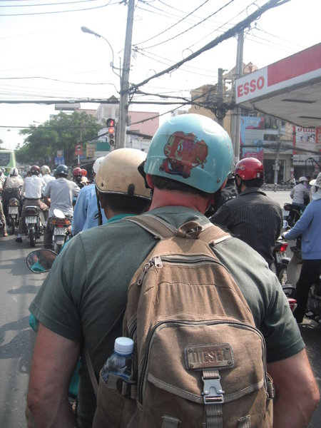 Rolland,sur la moto, en direction d'Ho Chi Minh