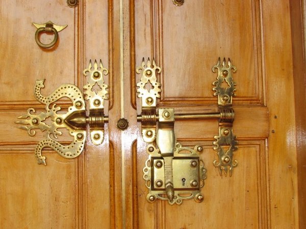 traditional kerelan door lock