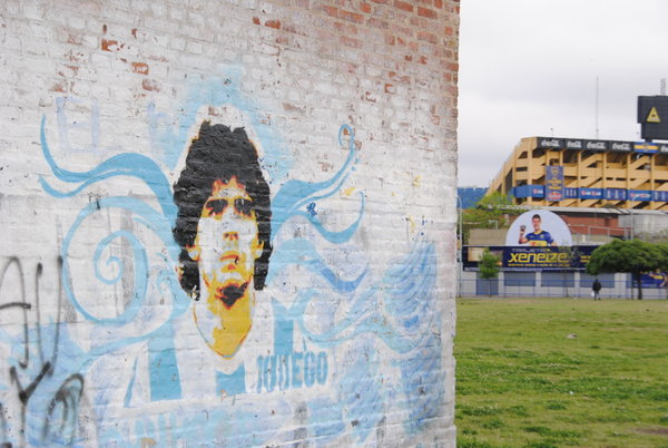 Diego Maradona und im Hintergrund das Stadion der Boca Juniors