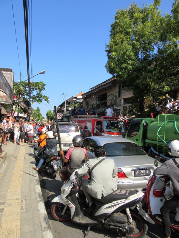 Hindu cremation procession, traffic chaos