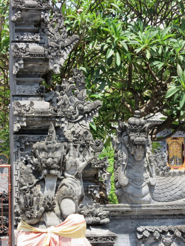 Lovina - temple gate carvings