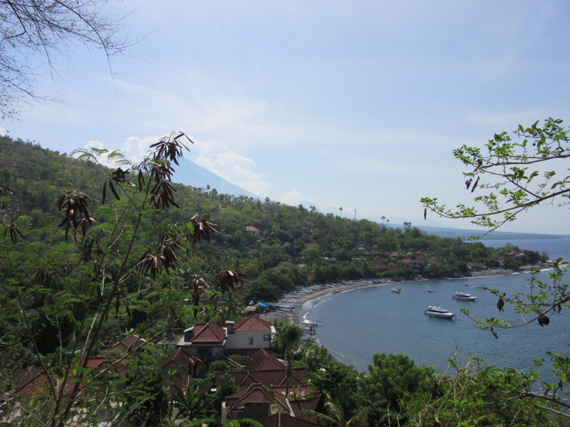 Jemeluk - view of the beach